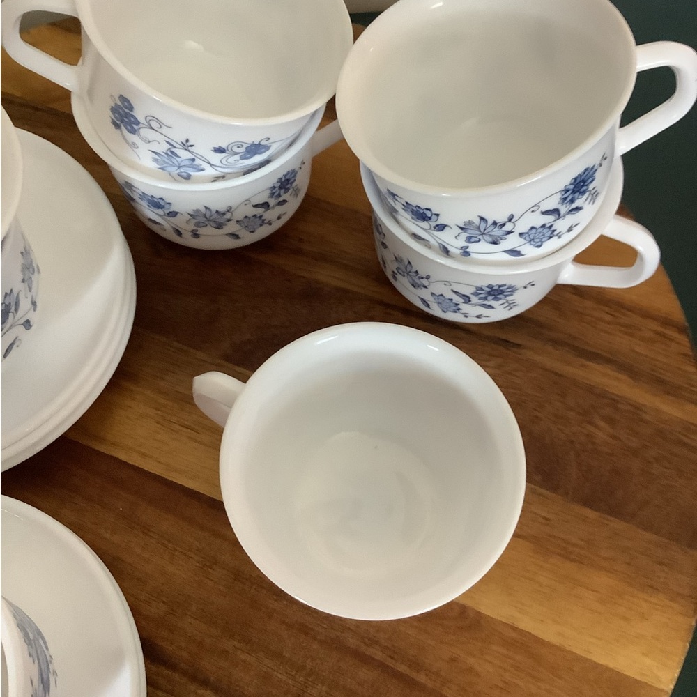 Lot of Vintage 70s Arcopal France "ASTER" Blue Floral Tea Cups & Saucers Set - Picture 14 of 16